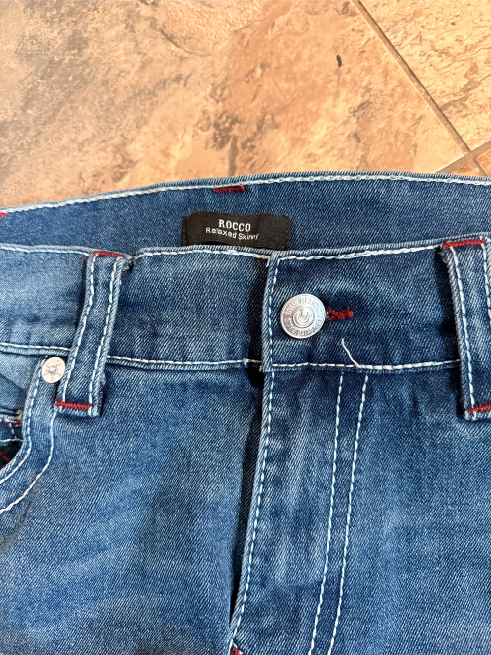 True Religion Men’s Medium Blue Straight Jeans with Red Pocket Stitching - Picture 4 of 6